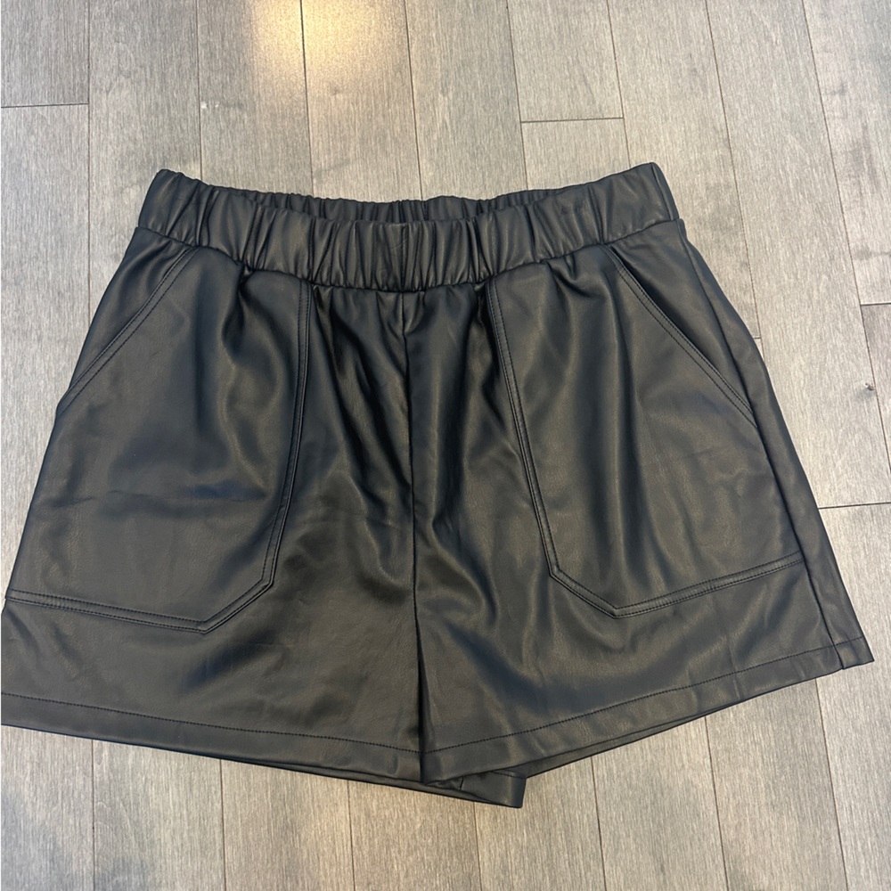 Steve Madden Women’s Large Black Leather Shorts